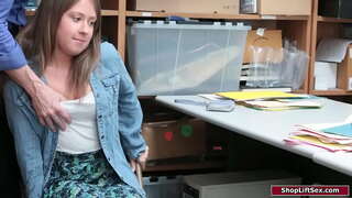 Brunetė mergina yra sugauti vogti iš parduotuvių ir pareigūnas baudžia ją.Jis gropes jos maži papai ir dominuoja jos duoti jam bj.Tada jis kirpčiukai savo pūlingas