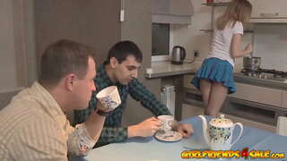 Kiimainen petite teini syyttää hänen miehensä