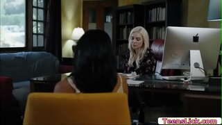 Avi Love po prostu obserwuje, jak Mckenzie Taylor cieszy лизанием swojej cipki