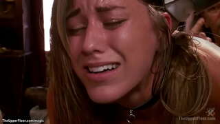 Susijusi brunetė vergas apatinis trikotažas Rilynn Rae squating apie vibratorius lazdą ir vibracija du sluts tada su Casey Calvert analinis pakliuvom ne bdsm šalis, Viršutiniame Aukšte