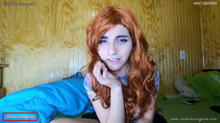 لڑکی ، ہو جاتا ہے حوصلہ افزائی کی سکرین کے سامنے میں