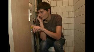 вона грається з великим членом хлопця