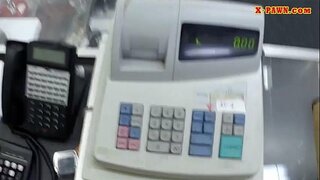 Gagica blonda vinde saci și pisate