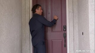 Milf Eva Notty crams njeni tesen muco z ogromen kurac, medtem ko njene velike joške prevaga