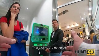 HUNT4K. Ny olona mijery ny fomba ny hatsaran-tarehy mahazo tafiditra amin'ny alalan'ny olon-kafa HUNT4K. Ny olona mijery ny fomba ny hatsaran-tarehy mahazo tafiditra amin'ny alalan'ny olon-kafa