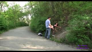 În primul rând se ating unul pe altul într-un bar și apoi se duc la dracu &#039; în grădini publice