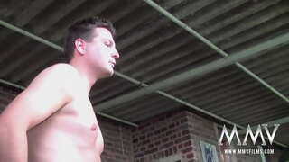 Ruda свингерша z dredami Nicole Z masuje swoje duże cycki, ssanie dwóch członków i dostaje cum na twarz, trójka